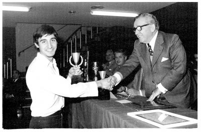 Luis Temprano recogiendo el trofeo del Torneo de Ajedrez "Paco Martínez Soria" de manos del actor.