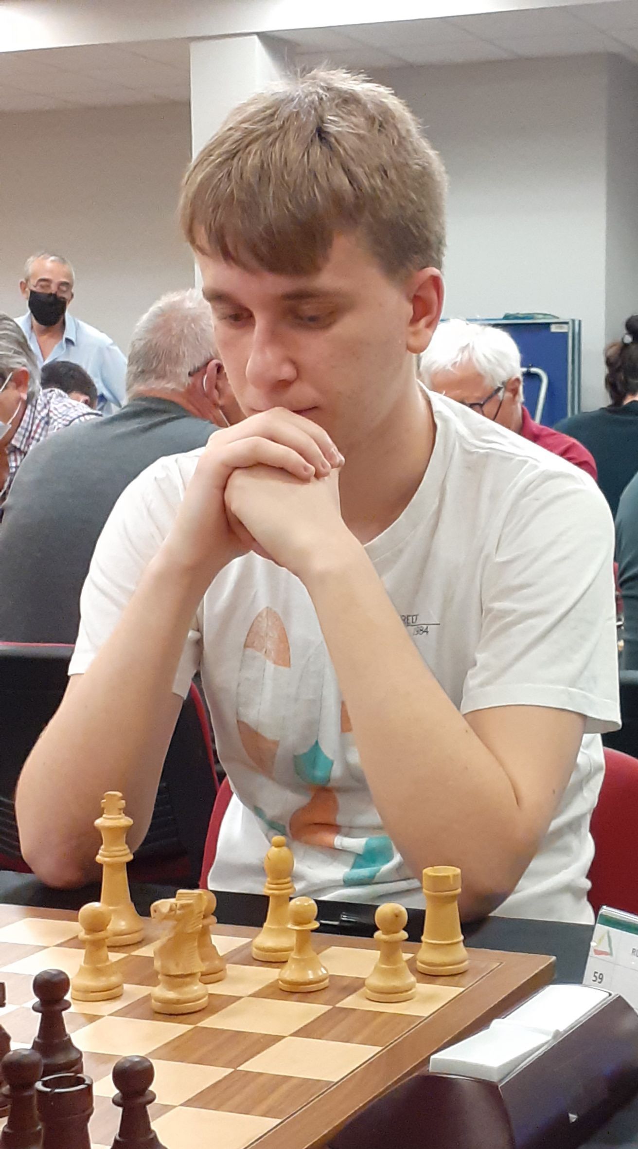 El jugador de ajedrez Óscar Rubiella jugando en el Torneo Primavera